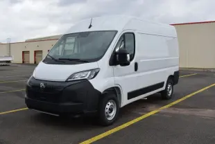 Vue 3/4 avant droit d'un utilitaire Peugeot Boxer Fourgon blanc Icy avec calandre noire et carrosserie haute.