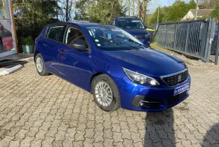 Peugeot 308 bleu foncé vue en 3/4 avant droit, avec projecteurs antibrouillard et jantes acier.