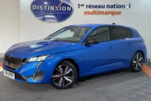 Peugeot 308 bleu en vue 3/4 avant droit, avec jantes alliage et calandre noire distinctive.