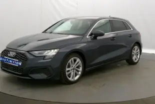 Audi A3 Sportback gris Manhattan vue 3/4 avant droit, mettant en valeur ses lignes modernes et jantes alliage.