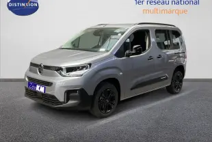 Vue 3/4 avant droit d'un Citroën Berlingo gris Artense métal avec jantes noires et vitres teintées.