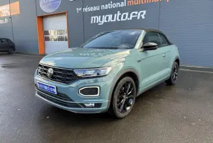Volkswagen T-Roc Cabriolet vert cactus en 3/4 avant avec toit noir et jantes noires brillantes.