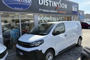 Opel Vivaro blanc en 3/4 avant droit, fourgon utilitaire avec calandre noire et jantes acier simples.