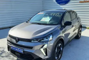 Renault Captur II gris Cassiopée en 3/4 avant droit, avec jantes bi-ton et calandre moderne sous un ciel ensoleillé.