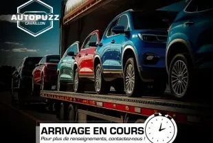 Vue de profil droit d'une Ford Fiesta blanche Glacier 2022 sur un camion transporteur, avec calandre chromée visible.