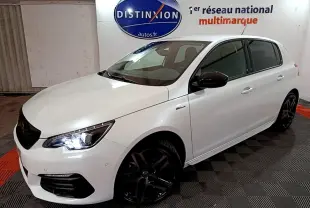 PEUGEOT 308 Puretech GT Line blanc vue 3/4 avant droit avec phares LED allumés et jantes noires sportives