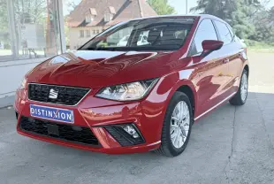 SEAT Ibiza rouge passion vue 3/4 avant droit, mettant en valeur ses phares et jantes alliage argentées.