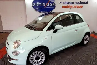 Vue 3/4 avant droite d'une Fiat 500 Lounge 2019 vert clair avec jantes alliage et phares allumés en intérieur showroom.
