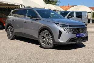 Peugeot 5008 gris Artense vue 3/4 avant droit, SUV hybride avec calandre noire et jantes alliage distinctives.