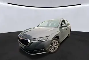 Vue 3/4 avant d'une Skoda Octavia Combi gris métallisé avec calandre chromée et jantes alliage 16 pouces.
