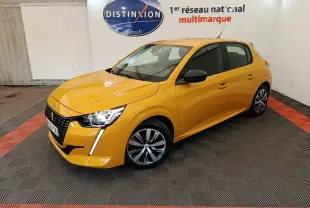 Peugeot 208 PureTech 75 S&S Active Pack jaune vue 3/4 avant droit dans un showroom intérieur.
