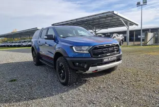 Ford Ranger Double Cabine Raptor bleu Ford Performance en 3/4 avant droit avec bandes rouges et hard top noir.