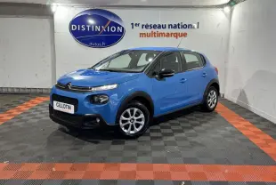 Citroën C3 bleu vue 3/4 avant droit, avec calandre noire et jantes argentées en showroom.