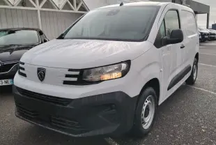 Peugeot Partner Fourgon blanc Icy vu en 3/4 avant droit, avec calandre noire et feux allumés.