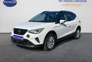 SEAT Arona blanc avec toit gris en 3/4 avant droit, mettant en valeur ses optiques LED et sa calandre noire.