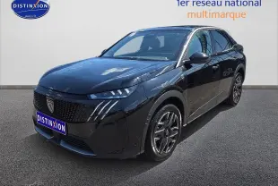 Peugeot 3008 noir vue 3/4 avant droit avec calandre distinctive et jantes alliage modernes.