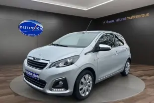 Peugeot 108 gris gallium vue 3/4 avant droit dans un studio, compacte cinq portes avec phares et calandre distinctifs.