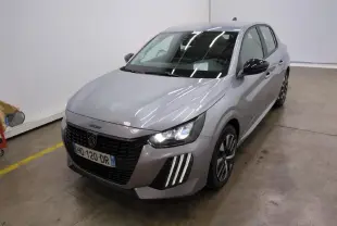 Peugeot 208 gris clair vue 3/4 avant droit avec calandre noire et feux LED allumés dans un garage.