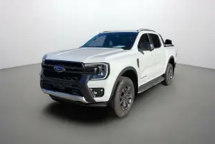 Ford Ranger 2025 blanc glacier en 3/4 avant droit avec calandre noire et jantes alu 18 pouces visibles.