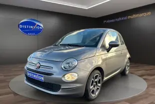 Fiat 500 gris Pompeï vue 3/4 avant droit dans un studio, mettant en valeur ses phares ronds et ses jantes stylisées.