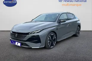 Peugeot 308 gris selenium métal en 3/4 avant droit, avec calandre distinctive et jantes noires bicolores.