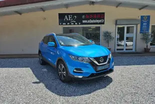 Nissan Qashqai bleu 2019 en 3/4 avant droit, avec calandre chromée et jantes alliage visibles.