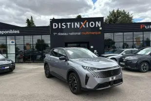 Peugeot 3008 gris Artense toit noir en 3/4 avant, calandre noire et jantes alliage noires devant concession Distinxion.