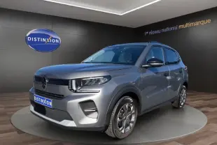 Vue 3/4 avant droite d'une Citroën C3 gris foncé avec jantes alliage et calandre noire distinctive.