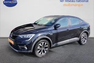 Renault Arkana noir métal en 3/4 avant droit, mettant en valeur ses jantes bi-ton et ses feux LED distinctifs.