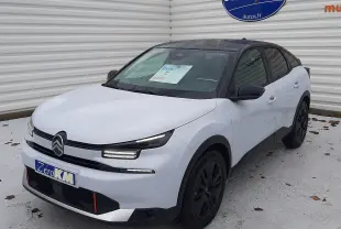 Citroën C4 hybride blanche avec toit noir vue 3/4 avant droit, jantes noires et détails rouges sur le pare-chocs.