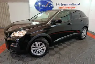 Peugeot 3008 Diesel noir en 3/4 avant droit, avec jantes alliage et rétroviseurs noirs dans un showroom.