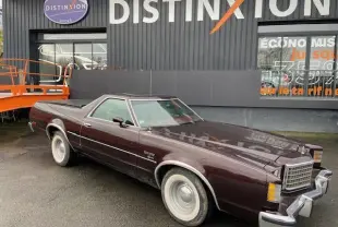 Ford Aerostar Ranchero Squire bordeaux métal en 3/4 avant droit, avec sa carrosserie vintage et jantes argentées.