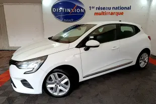 Renault Clio Business Blue dCi 85 blanc vue de profil côté gauche dans un showroom avec logo Distinxion en arrière-plan.