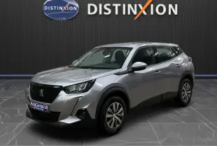 Peugeot 2008 Active Business gris alu en 3/4 avant droit, SUV compact avec calandre noire et jantes alliage.