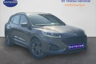 Vue 3/4 avant d'un Ford Kuga 2024 gris Solar métallisé avec calandre noire et jantes alu foncées.