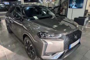 DS3 gris Platinium en 3/4 avant droit, avec calandre distinctive et jantes noires bicolores en showroom.