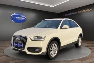 Audi Q3 blanc en 3/4 avant droit avec vitres arrière surteintées, présenté en showroom Distinxion.