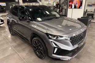 Renault Austral full hybrid gris schiste avec toit noir, vue 3/4 avant mettant en valeur ses optiques LED et jantes noires.