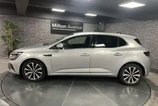 Profil droit d'une Renault Mégane gris Highland 2022 en finition R.S. Line, avec jantes alliage 17 pouces et antenne aileron de requin.