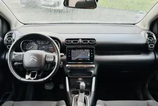 Citroën C3 Aircross gris Artense vue 3/4 avant droit avec toit noir et jantes alliage 17 pouces.