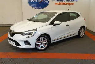 Renault Clio Business blanche vue en 3/4 avant droit, avec phares LED et jantes alliage visibles.