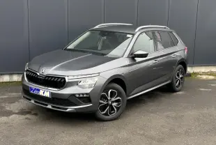 SUV Skoda Kamiq gris graphite vu en 3/4 avant droit, avec jantes alliage et barres de toit argentées.