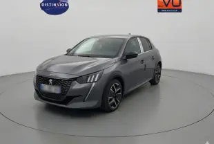 Peugeot 208 Hybrid gris vue 3/4 avant droit, avec jantes alliage 17 pouces et feux diurnes LED.