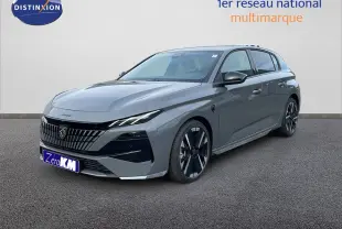 Peugeot 308 gris sélénium métal en 3/4 avant droit, avec calandre noire distinctive et jantes alliage noires.