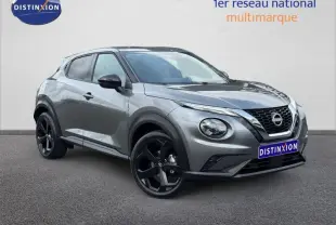 Nissan Juke 2025 noir Kuro métallisé en 3/4 avant droit avec jantes noires et calandre distinctive V-Motion.