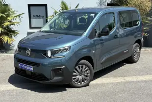 Vue 3/4 avant droit du Citroën Berlingo ë-136 bleu Kiama avec jantes tôles et porte coulissante droite visible.