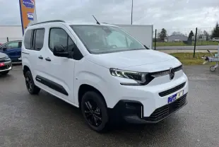Vue 3/4 avant droite du Citroën Berlingo Multispace blanc 2025 avec jantes noires et calandre moderne.