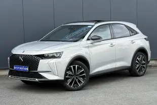 DS7 2025 Cristal Pearl en 3/4 avant droit, avec calandre noire distinctive et jantes alliage 19 pouces.