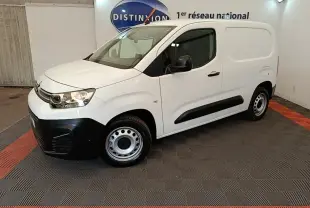 Vue 3/4 avant droite d'un utilitaire Citroën Berlingo blanc avec pare-chocs noir et jantes acier simples.