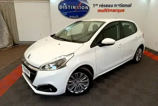 Peugeot 208 Puretech 82 Signature blanc vue 3/4 avant droit dans un showroom avec sol gris et rouge.